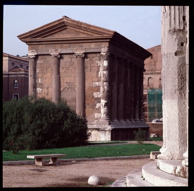 Romersk kunst: udsigt over ruinerne af Portunus-templet (tempel for mandig formue), arkæologisk sted for Boarium Forum, 70-80 e.Kr., Rom, Italien (romersk kunst: udsigt over Temple of Fortuna Virilis (Portunus) Rom, Italien) Fotografi af Roman