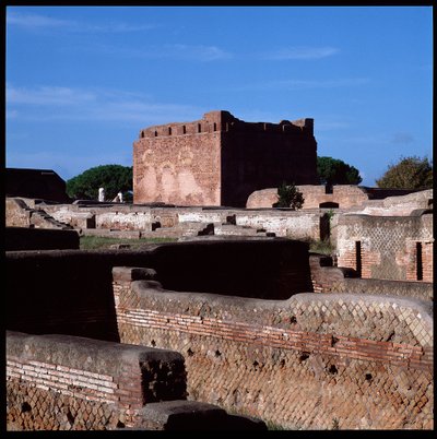 Romersk kunst: udsigt over ruinerne af hovedstaden, det arkæologiske sted i Ostia af Roman