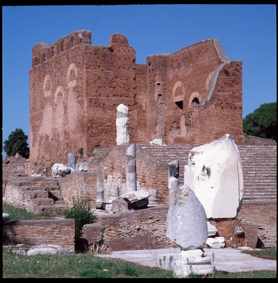 Romersk kunst: udsigt over ruinerne af hovedstaden, det arkæologiske sted i Ostia af Roman