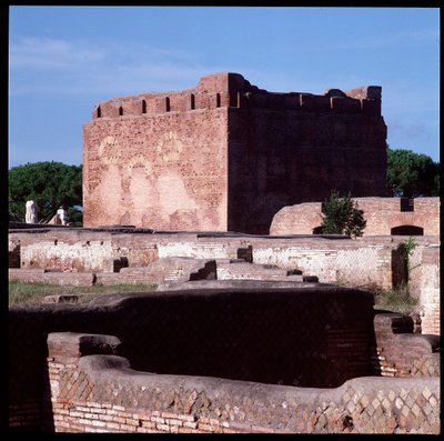 Romersk kunst: udsigt over ruinerne af hovedstaden, det arkæologiske sted i Ostia af Roman