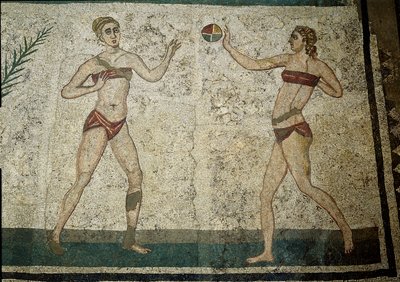 Romersk kunst: unge kvinder spiller bold. Unge romere engageret i fysiske øvelser. De bærer et lændeklæde om nyrerne og en strophium af Roman