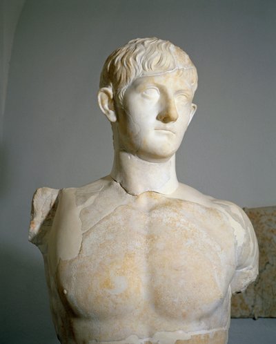 Romersk civilisation, marmorstatue af Drusus III, søn af Germanicus og Agrippina den Ældre fra Roselle, Augusteum, Toscana-regionen, Italien af Roman
