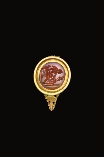 Romersk ringsten i moderne rammer (karneol sat i guld) af Roman