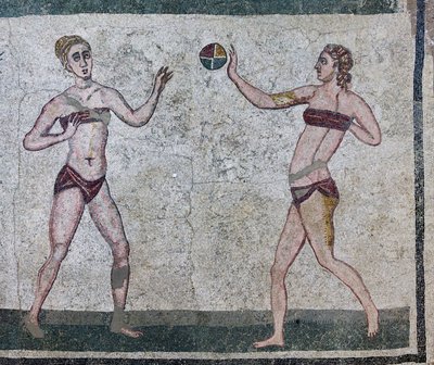 Room of the Girls repræsenterer atleter, der deltager i en atletikkonkurrence iført en todelt badedragt (mosaik) af Roman