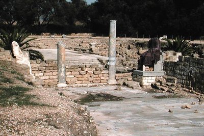 Ruiner af en gade med to statuer af Roman