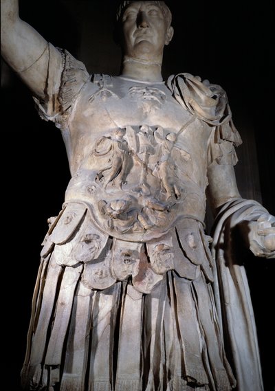 Statue af den romerske kejser Trajan (Marcus Ulpius Traianus eller Traiano) (53-117 e.Kr.) stående, slagskib. Detalje af rustningen, der repræsenterer kejser Domitian (Domiziano eller Domitianus) (51-96). Omkring 108 e.Kr. Søn 2 m Paris, Louvre-museet af Roman