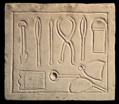 Kirurgiske instrumenter (relief af Roman