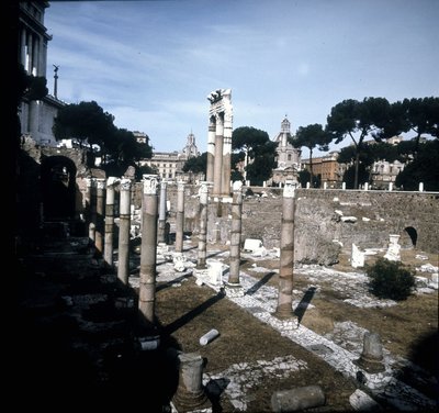 Caesar Forum begyndte i -54 f.Kr. og sluttede under kejser Augustus (Octavian eller Octavian) (63 f.Kr. - 14). Rom. af Roman