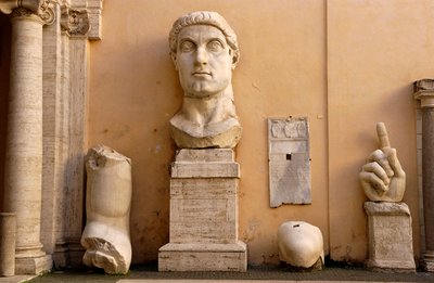Gården til De Konservatives Palads (Palazzo dei conservatori) ved Musei Capitolini (Capitol): fragmenter af den kolossale statue af Konstantin fra 313-324 e.Kr. (marmor) af Roman