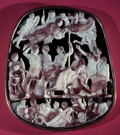 Den store cameo af det hellige kapel eller kamee af Augustus apoteose: 24 figurer er repræsenteret, inklusive den romerske kejser Augustus (i midten), Cæsar Germanicus, Tibere, Nero, Caligula og Livie (Livia Drusilla Augusta, 58 f.Kr.). Øverst af Roman