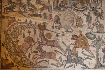 Tredje værelse i den private lejlighed, gulvmosaik, Villa Romana del Casale, Piazza Armerina, Sicilien, Italien (foto) af Roman