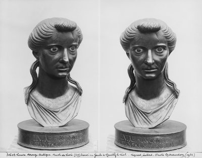 To visninger af en buste af Livia (58 f.Kr.-29 e.Kr.) (bronze) af Roman