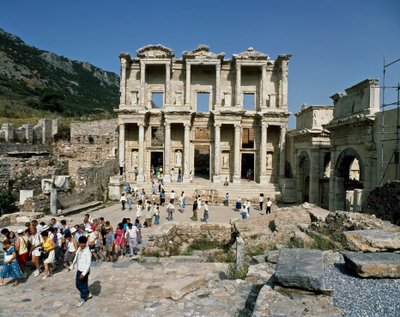 Udsigt over Celsus-biblioteket, bygget i 117. Detalje af frise af Roman