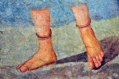 Kvindes ben iført fodlænker, slutningen af 2. - tidligt 3. århundrede (fresco) af Roman