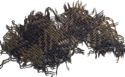 Uldstoffragment med enkelt ternet design, fra mundingen af en krukke indeholdende en skat af romerske mønter, fra Falkirk, ca. 230 e.Kr. (uld) af Roman