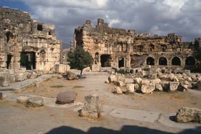 Helligdom for Jupiter Heliopolitanus, sekskantet gårdhave, højkejsertid (27 f.Kr.-395 e.Kr.) af Roman Imperial Period