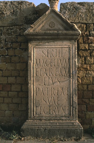 Stela med en indskrift på Sertius Marked Høj kejserlig periode (27 f.Kr.-395 e.Kr.) af Roman Imperial Period