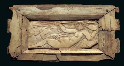 Indrammet plakette med en kvindefigur, fra Egypten, slutningen af 3. til begyndelsen af 4. århundrede e.Kr. (knogle) af Roman Period Egyptian
