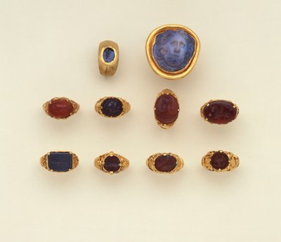 En romersk guld- og kalcedon dybring, en stor romersk blågrå kalcedon Medusa hoved cameo og et udvalg af ringe, to ringe i Seljuk stil (kalcedon) af Roman Roman