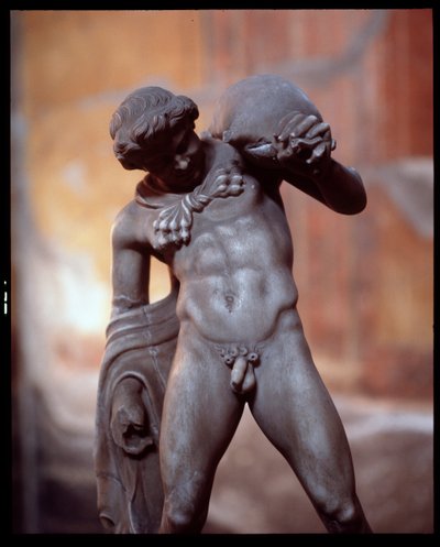 En satyr med et vinskind. skulptur i Casa dei Cervi-huset, 5. århundrede f.Kr.-1. århundrede af Roman Roman