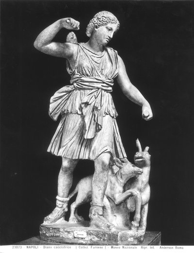 Artemis, kopi af en original fra det 4. århundrede f.Kr. (sten) (s/h foto) af Roman Roman