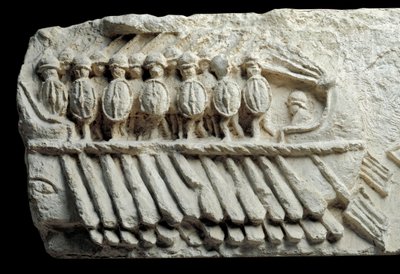 Bireme bærer bevæbnede soldater (Lavrelief) af Roman Roman