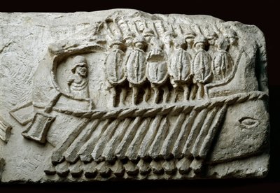 Afstøbning af et romersk bireme-krigsskib med bevæbnede soldater (relief på sten) af Roman Roman