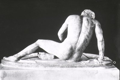Dying Gaul, kopi af en græsk original fra ca. 230-220 f.Kr. af Epigonos (marmor) (s/h foto) (set bagfra) af Roman Roman
