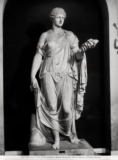 Kvindestatue kaldet Flora Farnese, 2.-3. århundrede e.Kr. (marmor) (s/h-foto) af Roman Roman