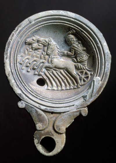 Olielampe forestillende en racervogn med fire heste (terracotta) af Roman Roman