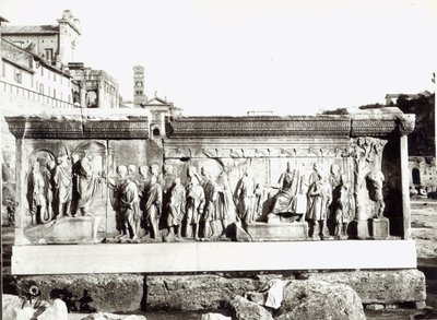 Pluteus af Trajan med afbildninger af Institutio Alimentaria (marmor) (s/h foto) af Roman Roman