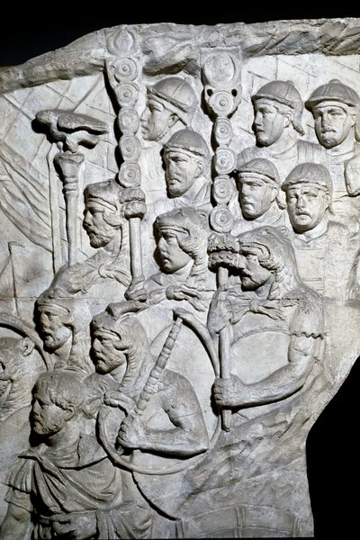 Romersk kunst: "" Warriors carrying Vexillum (romerske bannere)"" Form fra 1862, der gengiver basreliefferne af søjlen af Trajan (Trajane-søjlen) (Colonna Traiana) i Rom bygget under kejser Trajans regeringstid (53-117). Trajane-søjlen mindes v af Roman Roman
