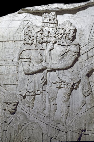 Romersk kunst: "" Krigere, der bærer den romerske ørn (Aquiliferes)"" Form fra 1862, der gengiver basreliefferne af søjlen af Trajan (søjle Trajane) (Colonna Traiana) i Rom bygget under kejser Trajans regeringstid (53-117) . Trajane-søjlen mindes af Roman Roman