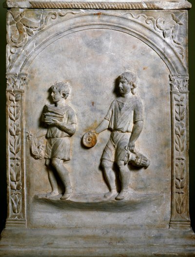 Romersk kunst: gravalter forestiller to tjenere, der bærer genstande til ofring. Lav lindring. Rom, Museo Nazionale Romano af Roman Roman