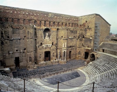 Romersk kunst: udsigt over det romerske teater i byen Orange (Vaucluse). af Roman Roman