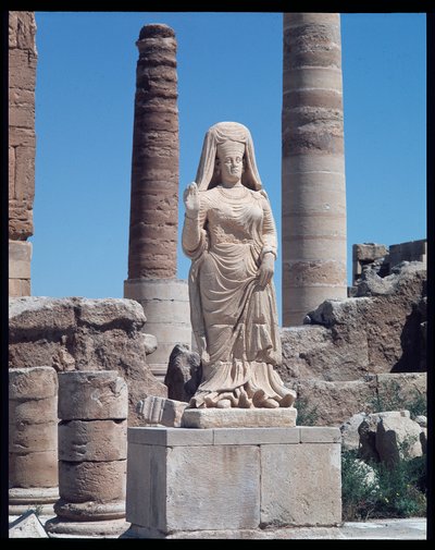 Ruiner med en statue af Abu Bint Damion (1. århundrede e.Kr.) af Roman Roman
