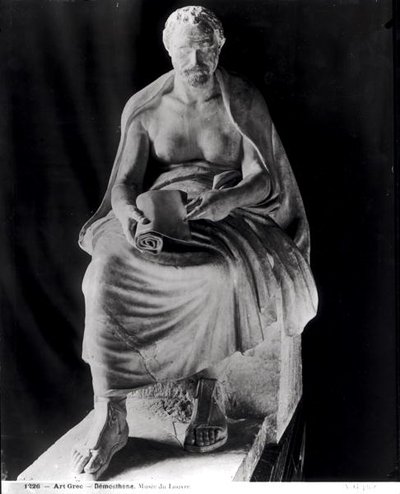Siddende filosof, hovedet menes at være Demosthenes (384-322 f.Kr.) (tilføjet senere) fra villa Montalto-Negroni (marmor) (s/h foto) af Roman Roman
