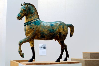 Statue af en af de fire triumferende quadriga-heste i San Marco (bronze) af Roman Roman
