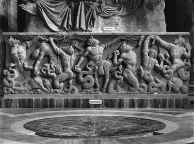 Giants, detalje af et relief, der forestiller Ariane og en gigantomachy (marmor) (s/h foto) af Roman Roman