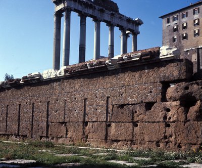 Rostres af Forum Romanum. Rom af Roman Roman