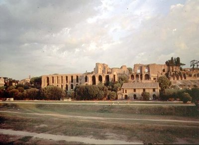 Udsigt over Palatinen fra Circus Maximus (foto) (se også 99013) af Roman Roman