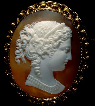 Portræt af en kvindelig profil; cameo på sardonice, sat i guld af Roman School