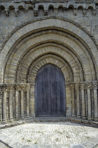 12. århundrede kirke med en smuk Poitevine facade (romansk stil). Chaize-Giraud i Vendée (85). af Romanesque