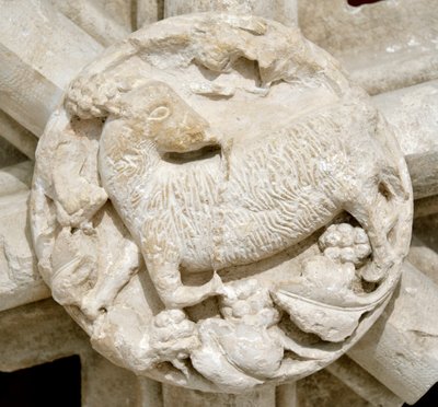 Et lam, detalje af hvælvingen af Saint Laurent kapellet (Saint-Laurent), forsvandt i flere år og oprindeligt placeret over cistercienserklosteret Fontenay (Abbey of Fontenay, Bourgogne, Frankrig: detalje af en slutsten, der repræsenterer et lam) af Romanesque