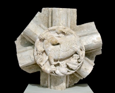 Et lam, hvælving af Saint Laurent-kapellet (St. Lawrence), forsvandt i flere år og oprindeligt placeret over Cistercienserklosteret Fontenay (Abbey of Fontenay, Bourgogne, Frankrig: slutsten, der repræsenterer et lam) af Romanesque