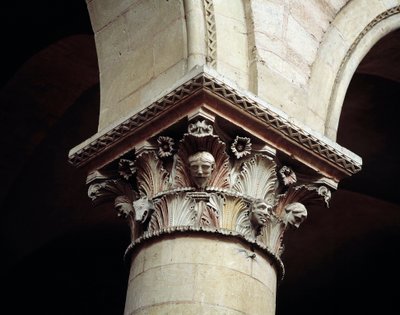 Udskåret hovedstad af Romanesque