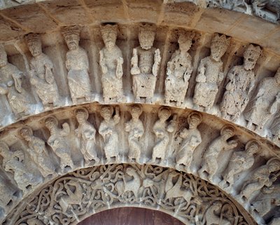 Detalje af skulpturer af sydportalen af Romanesque