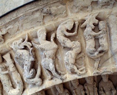Detalje af skulpturer af sydportalen af Romanesque