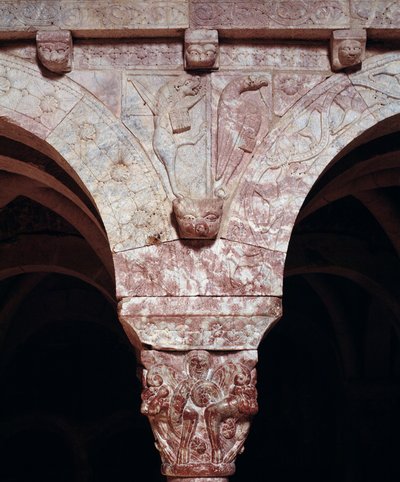 Detalje af symboler for evangelisterne John og Marc, udskåret på Priory-tribunen af Romanesque