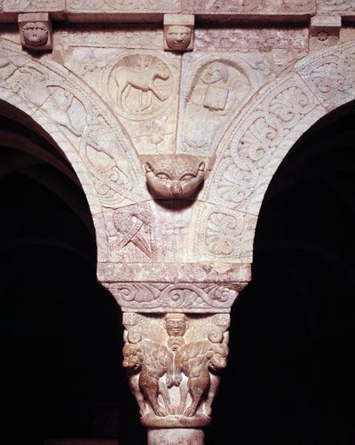 Detalje af Guds lam og symbol på evangelisten Luke, udskåret på Priory-tribunen af Romanesque